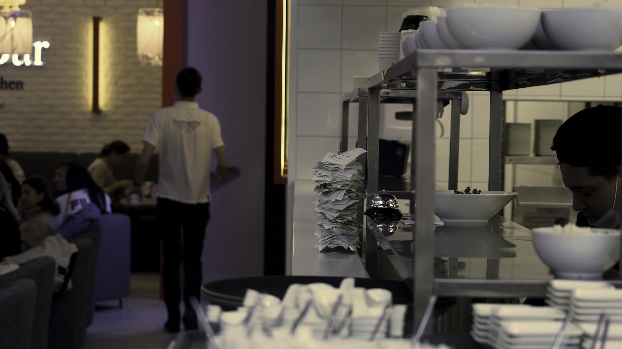 Stół roboczy z nowoczesnym sprzętem kuchennym i próbami potraw